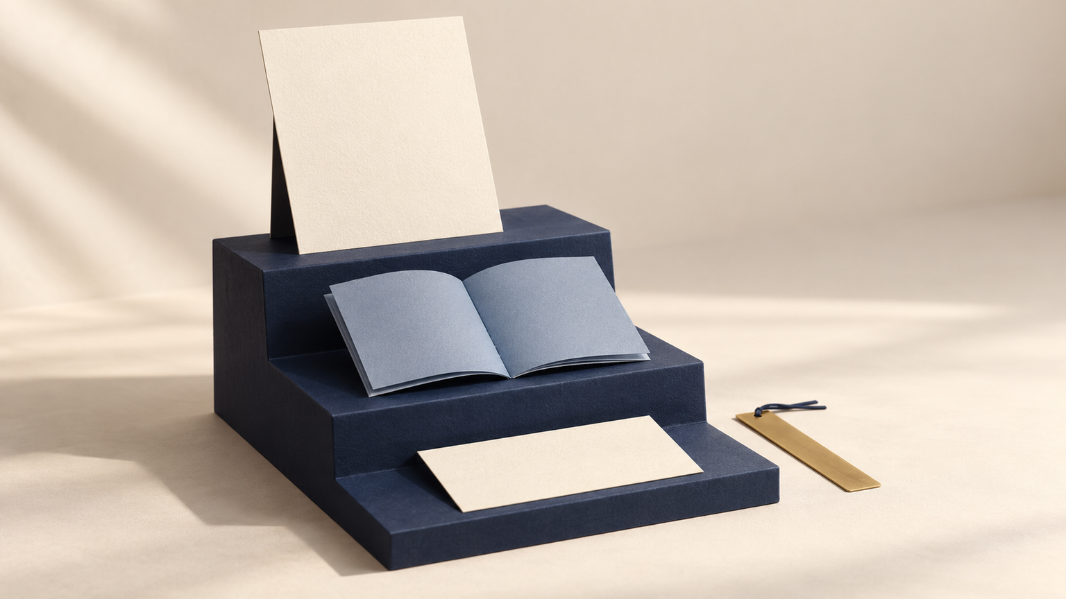 Ilustrasi asal tempat bacaan bertingkat biru navy dengan helaian pengenalan krim, buku contoh biru terbuka dan kad latihan kosong berasingan.